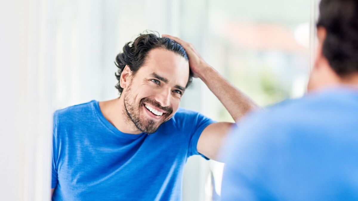 Homem com queda de cabelo.