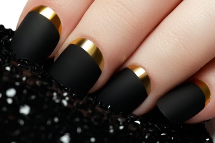 Unhas pretas com detalhe em dourado