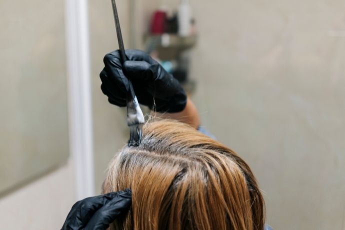 Mulher pintando o cabelo