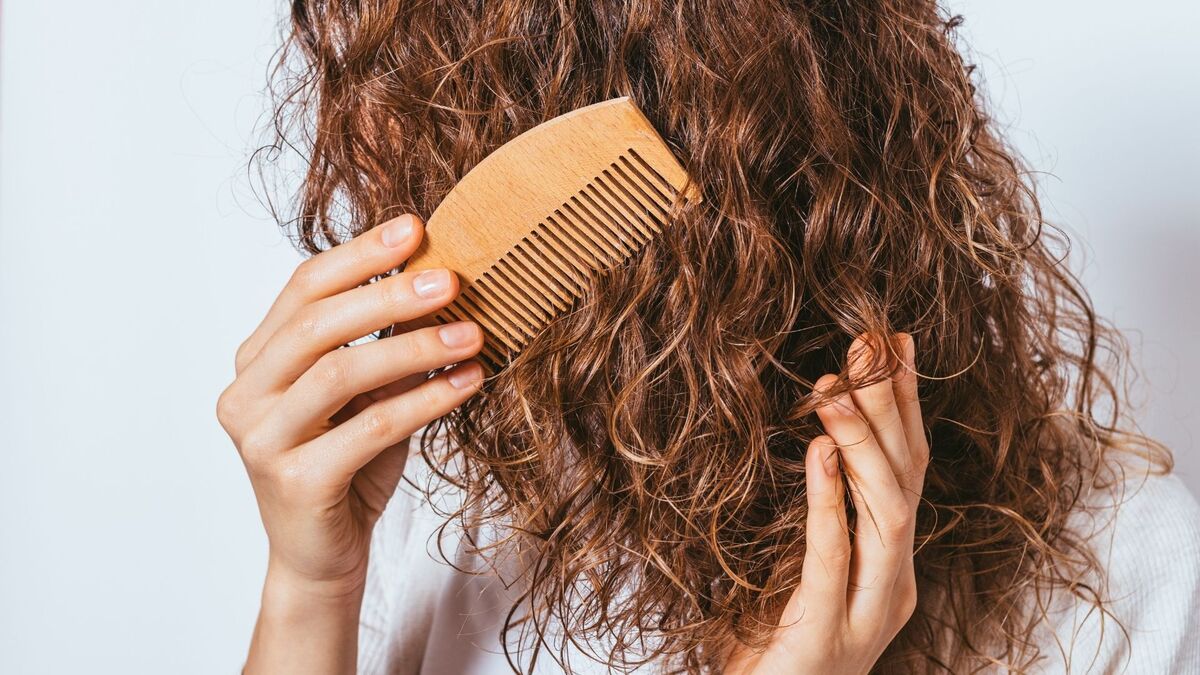 Penteando cabelo ondulado.