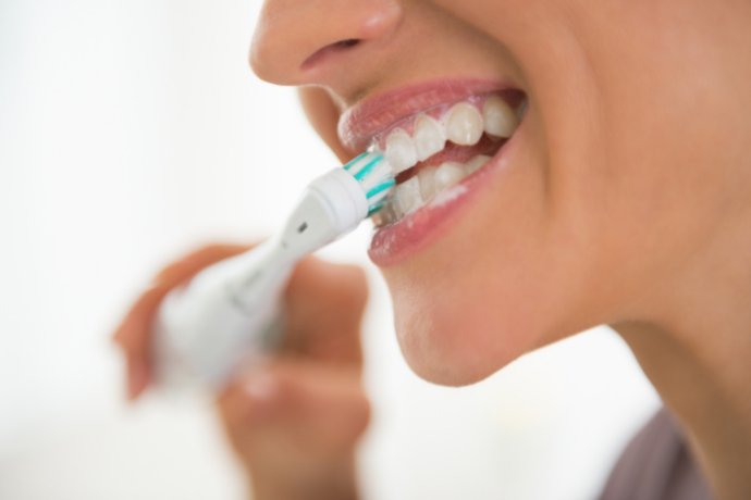 Mulher escovando os dentes.