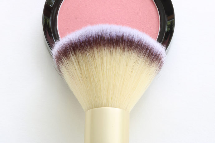 Embalagem de blush cremoso com pincel.