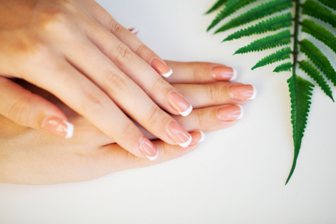 Unhas pintadas em estilo francesinha.