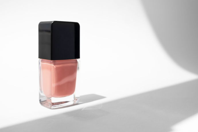 Embalagem de esmalte cor nude.