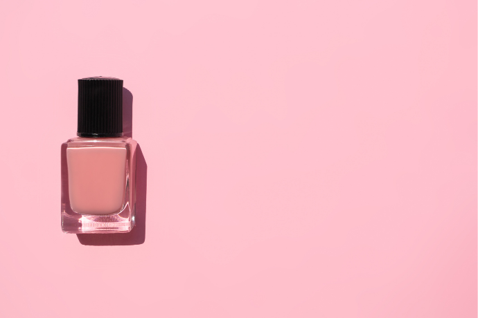 Embalagem de esmalte cor nude.