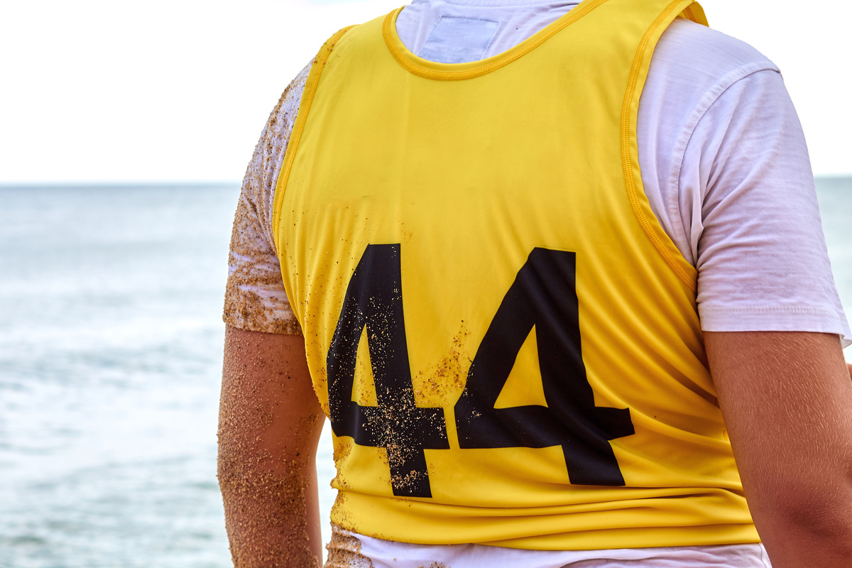 Número 44 em colete de homem na praia