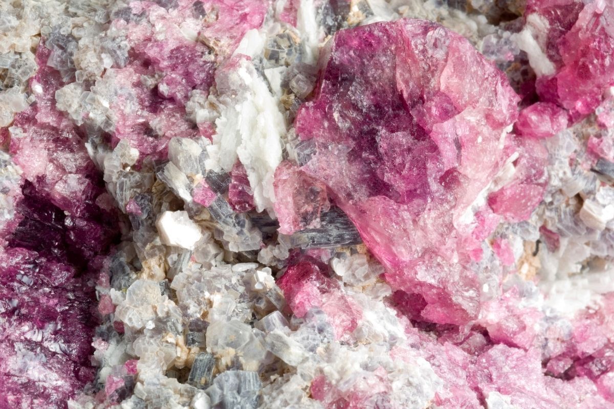 Pedra Turmalina Rosa bruta.