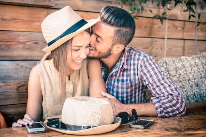 Casal se abraçando e rindo