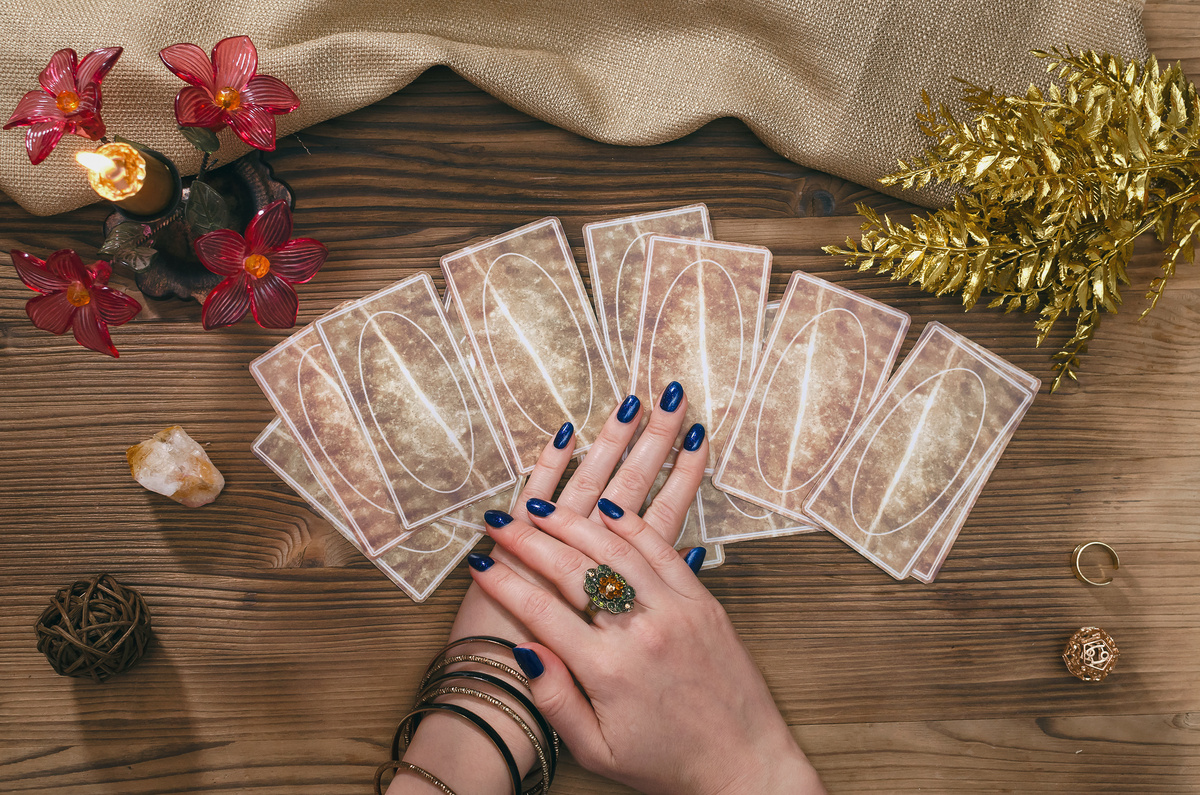 Mulher fazendo tiragem de cartas de oráculo