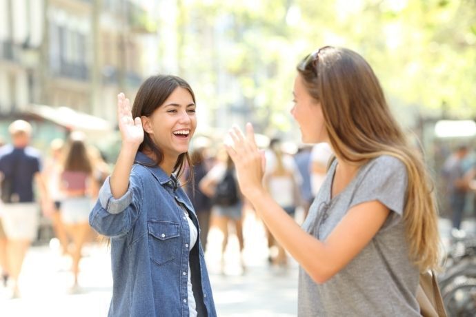 Mulheres se cumprimentando na rua