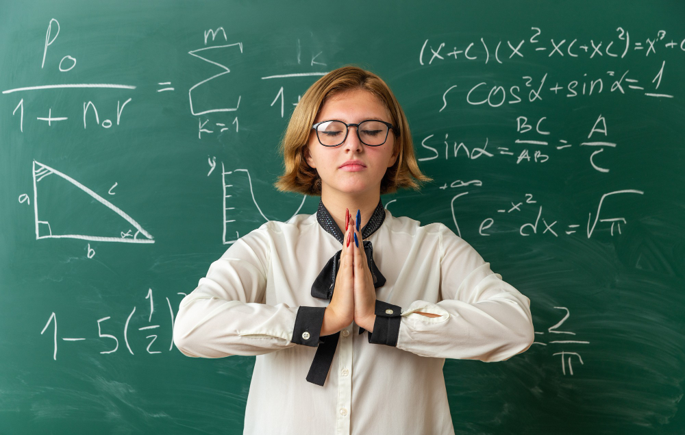 Professora em frente a quadro rezando