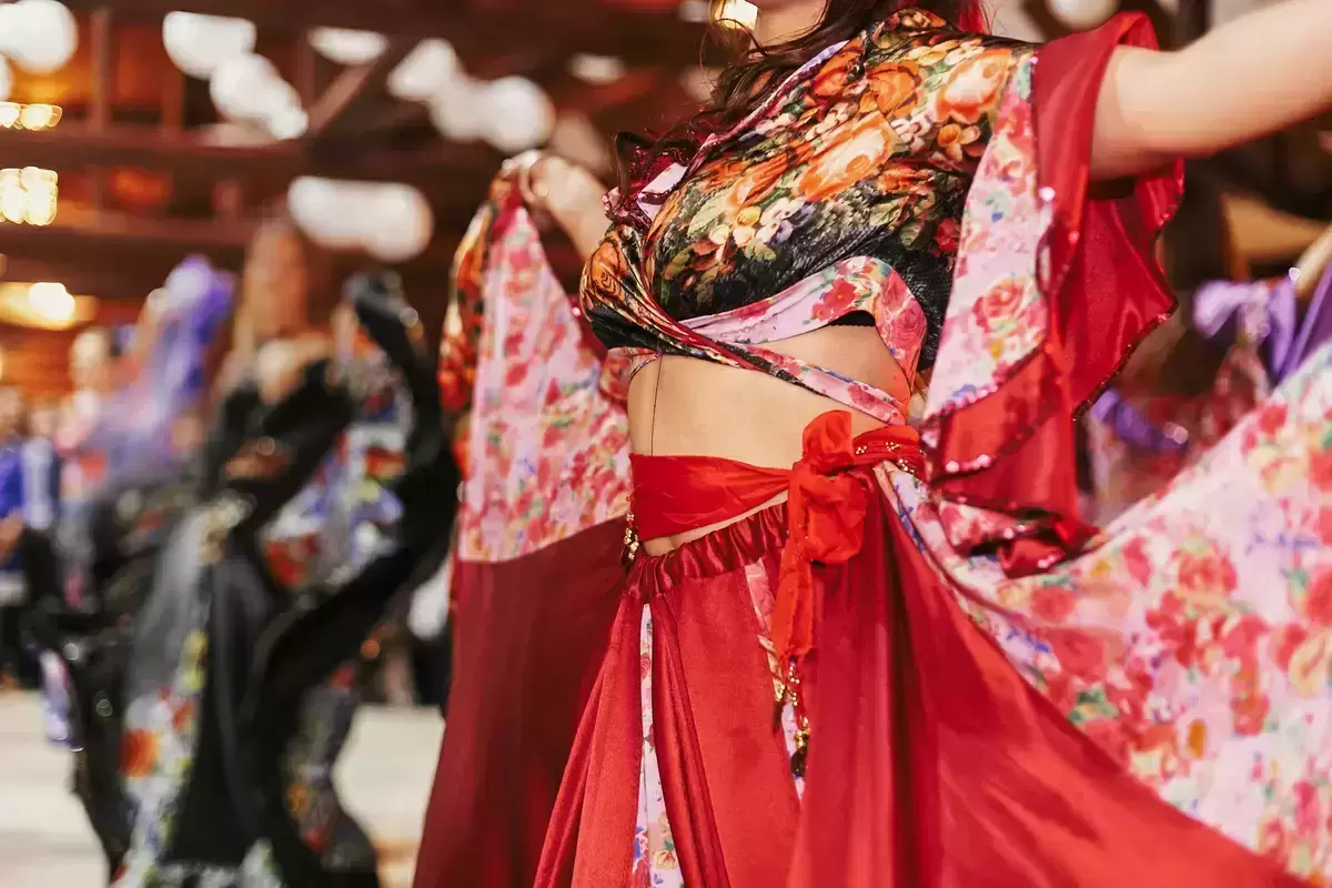 Mulher dançando com vestido vermelho