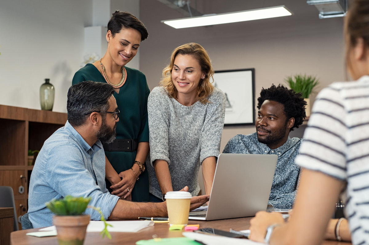 Pessoas no trabalho conversando entre si