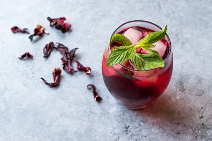 Chá de hibisco com hortelã em copo de vidro