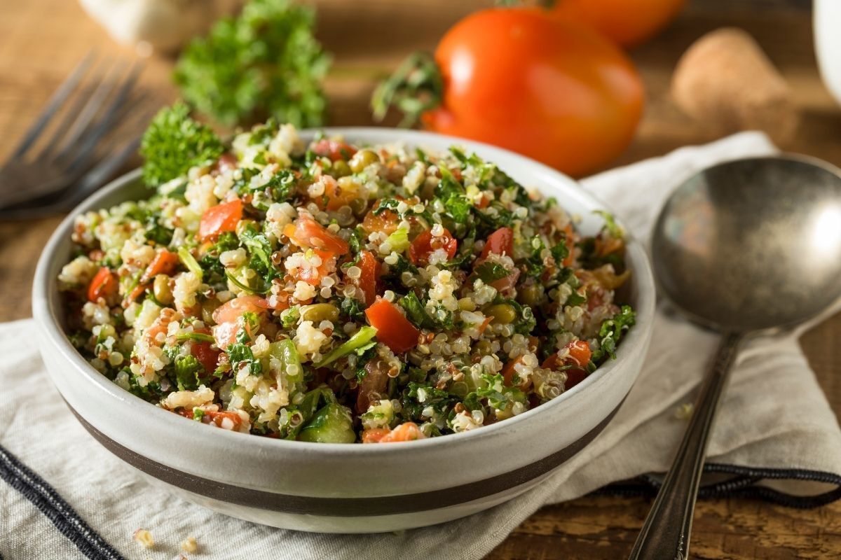 Grãos de quinoa em salada.