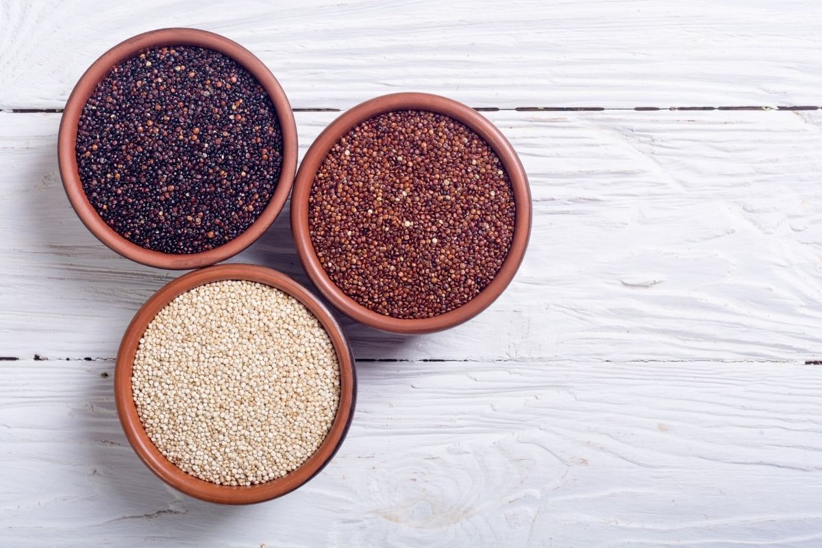 Sementes de quinoa em tigela.