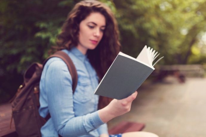 Mulher lendo um livro