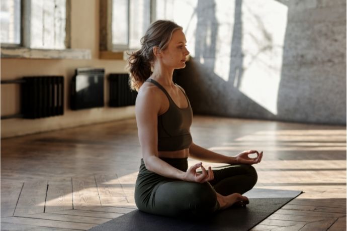 Mulher fazendo meditação