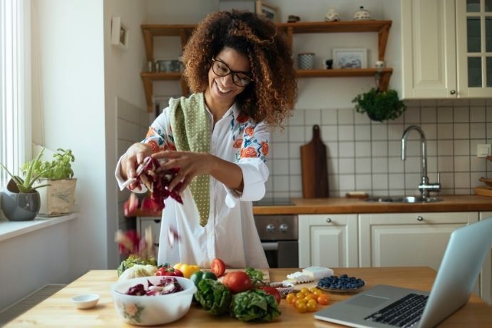 Mulher preparando receita saudável