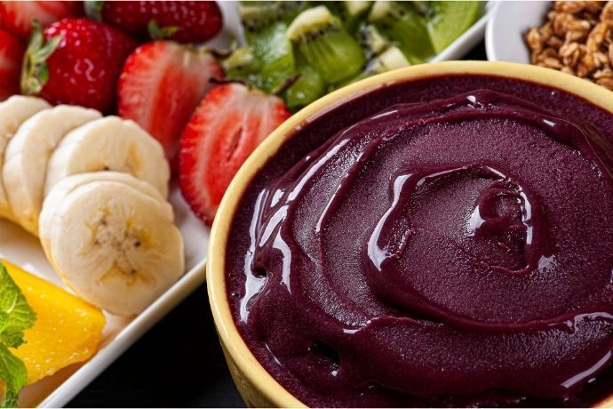 Pote com açaí e frutas