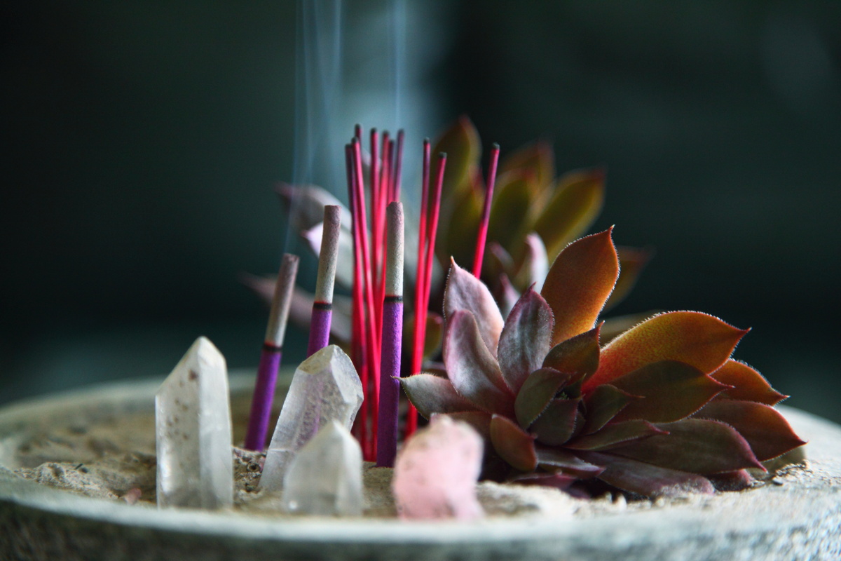 Palitos de incenso acesos junto de cristais, um ritual eficiente contra a paralisia do sono.