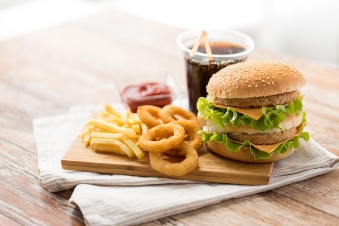 Hambúrguer, copo com refrigerante e batatas fritas