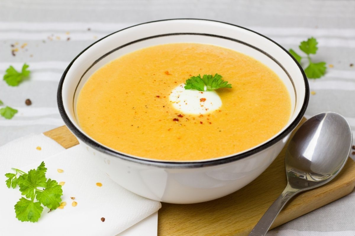 Caldo de ossos em cumbuca branca