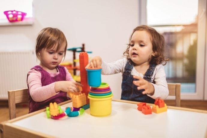 Crianças pequenas brincando na creche