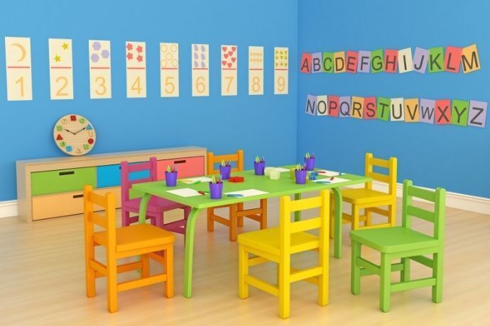 Cadeiras e mesa em creche