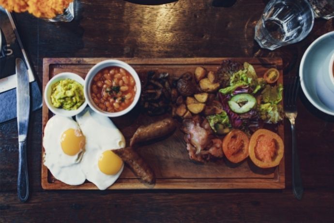 Alimentos ricos em proteínas em tábua de madeira