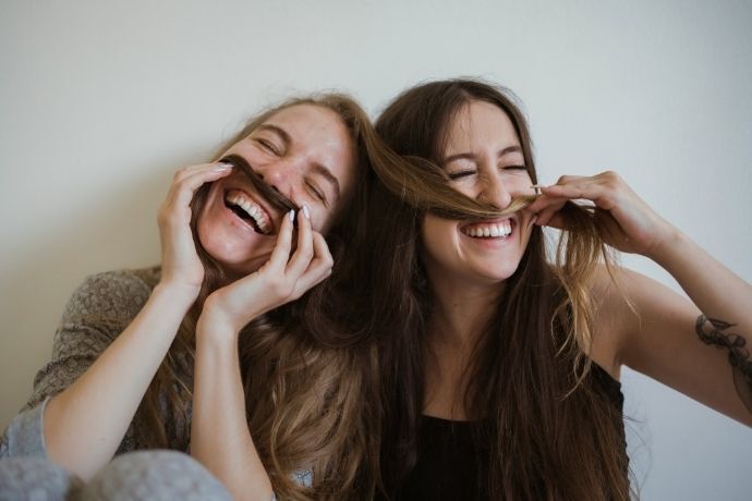 Amigas rindo e brincando