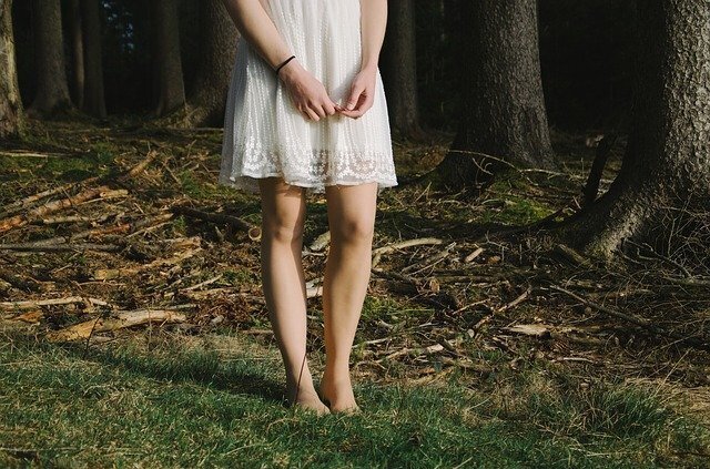 Mulher andando descalça na floresta