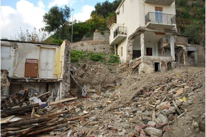 Avalanche de terra próximo a casas