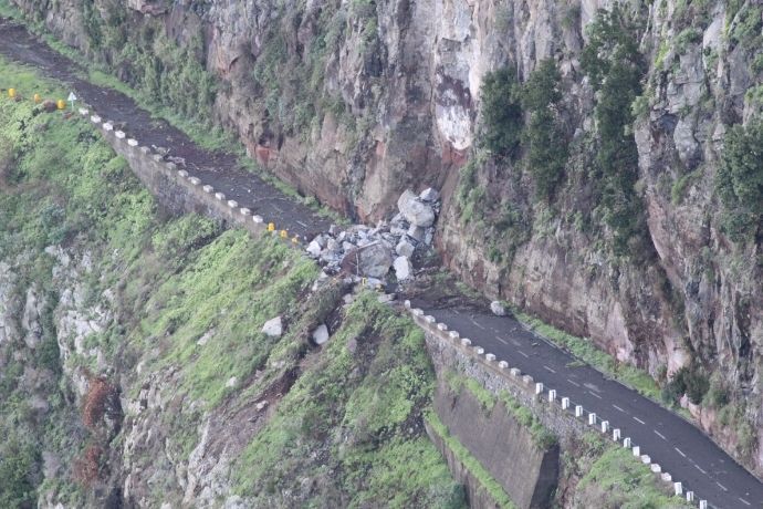 Avalanche de terra em estrada