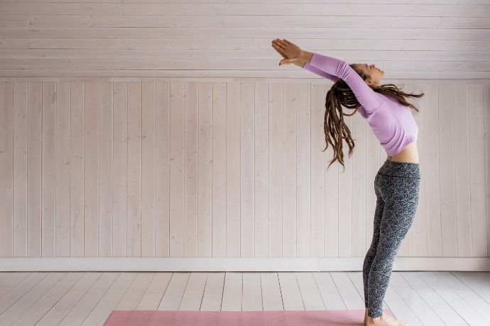 Mulher fazendo yoga