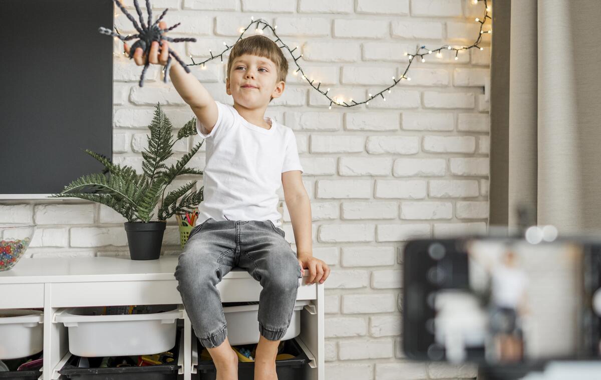 Criança brincando com aranha