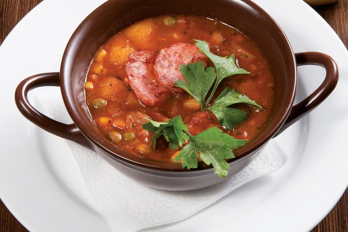 Panela com caldo de mocotó.