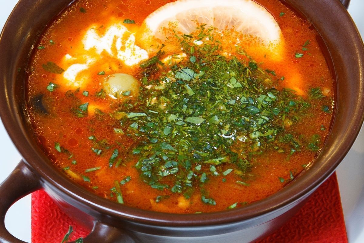 Panela com caldo de mocotó.