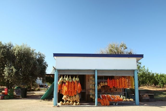 Barraca de frutas na calçada