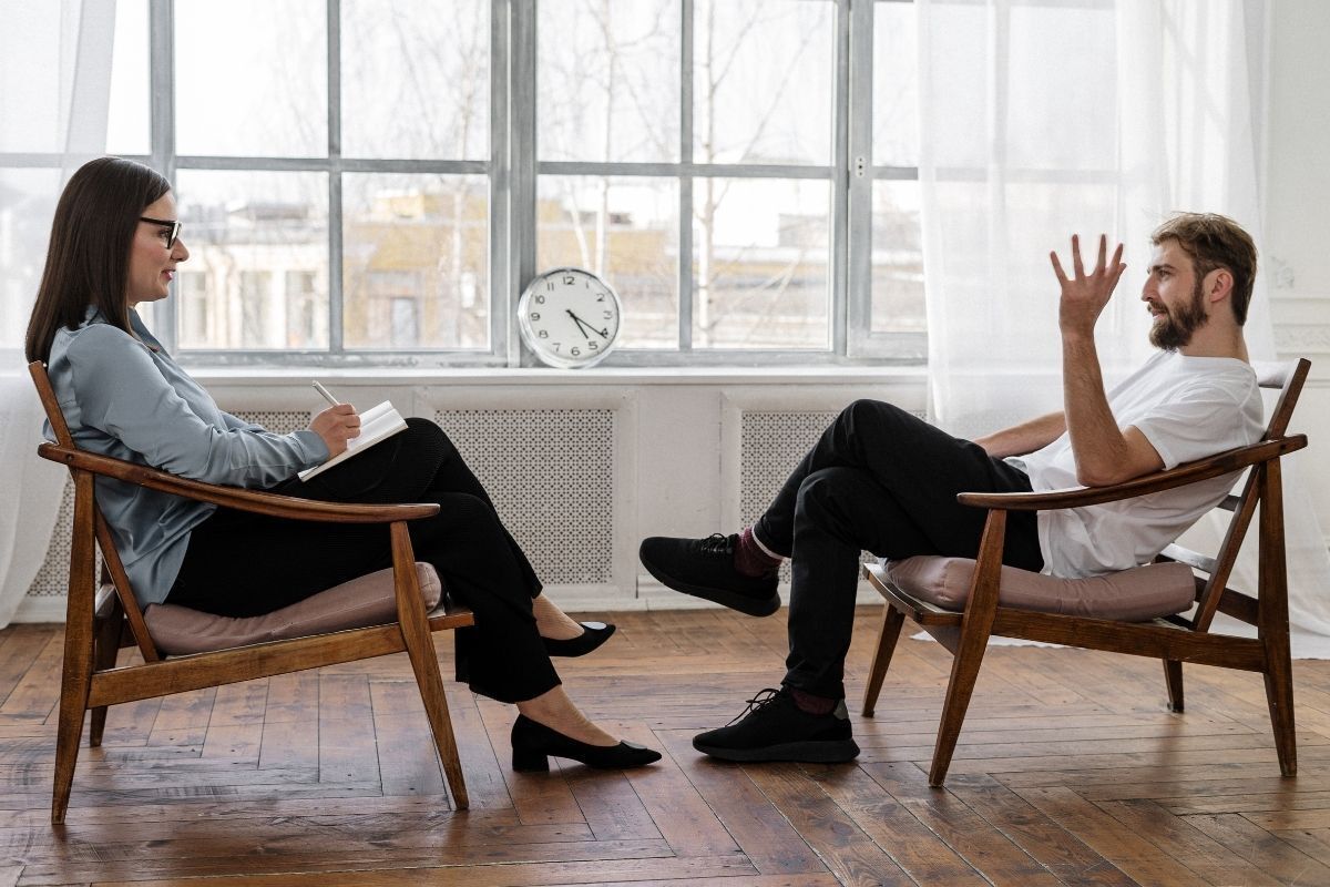 Homem com borderline em consulta ao psicólogo.