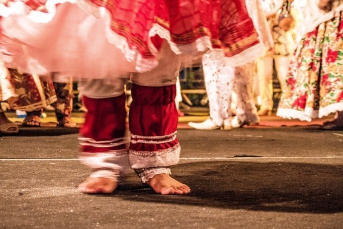 Pés de pessoa com vestes do candomblé dançando