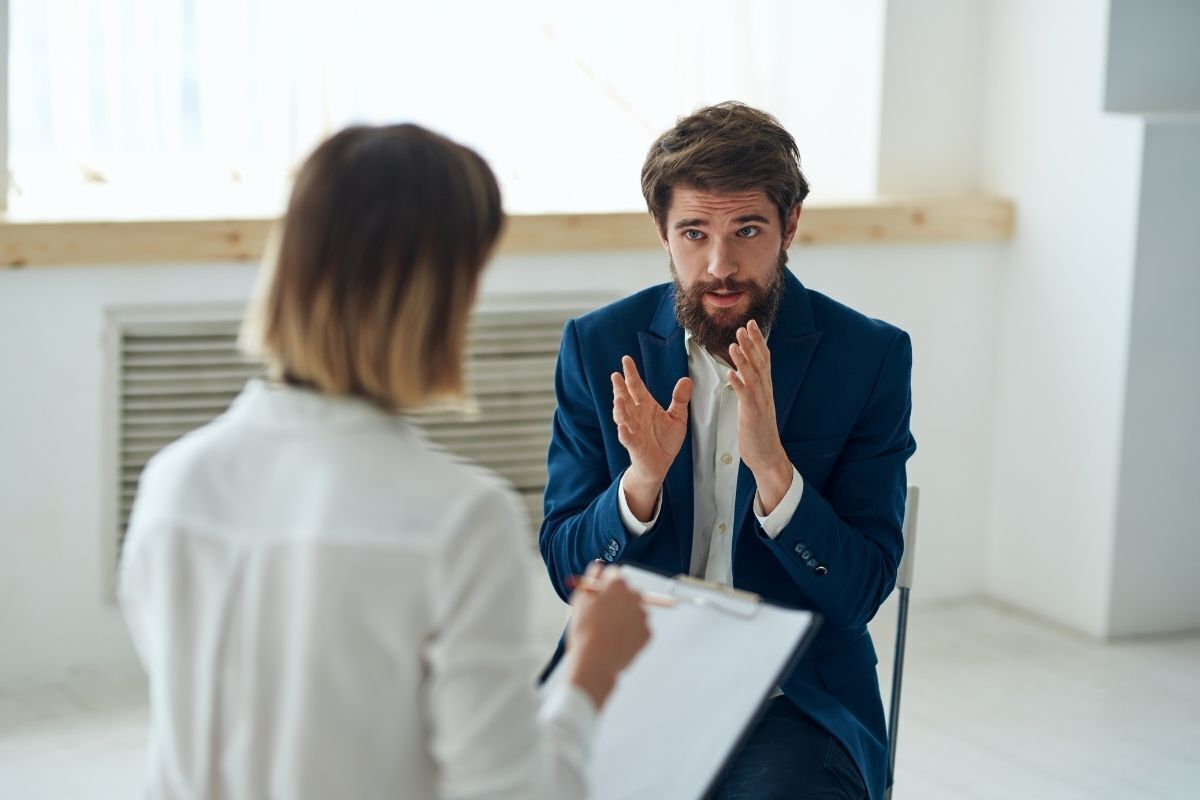 Homem em sessão de terapia.