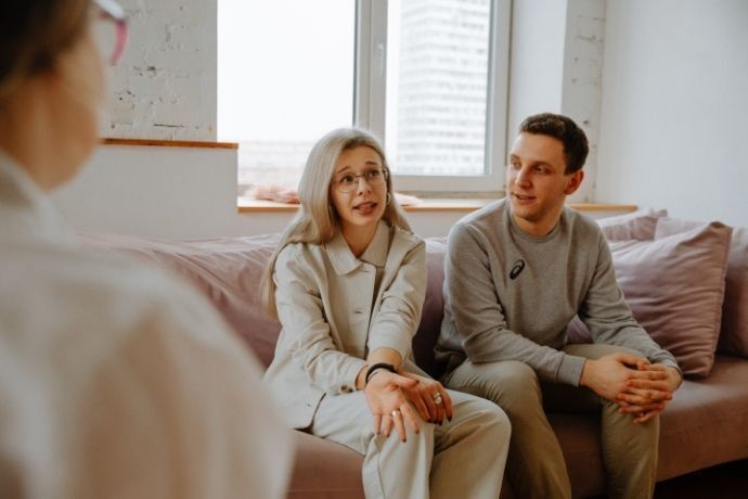 Casal conversando com terapeuta