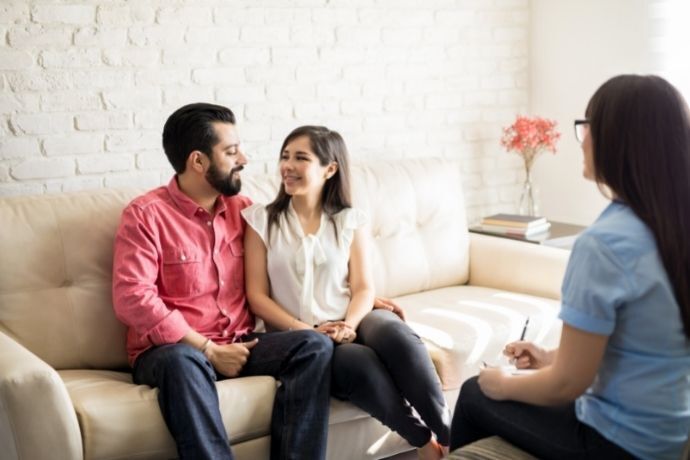 Casal sorrindo durante terapia