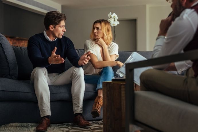 Casal discutindo em terapia