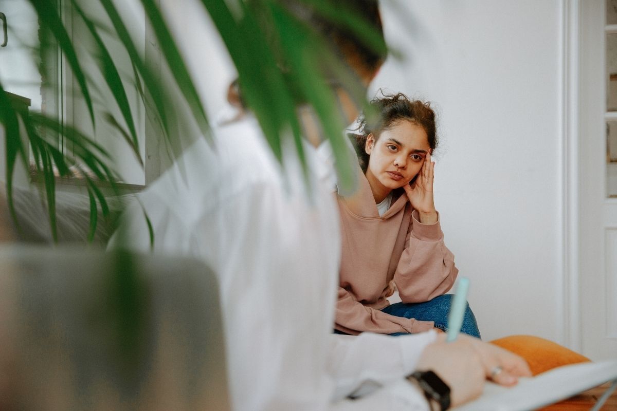 Mulher ansiosa em consulta com terapeuta.