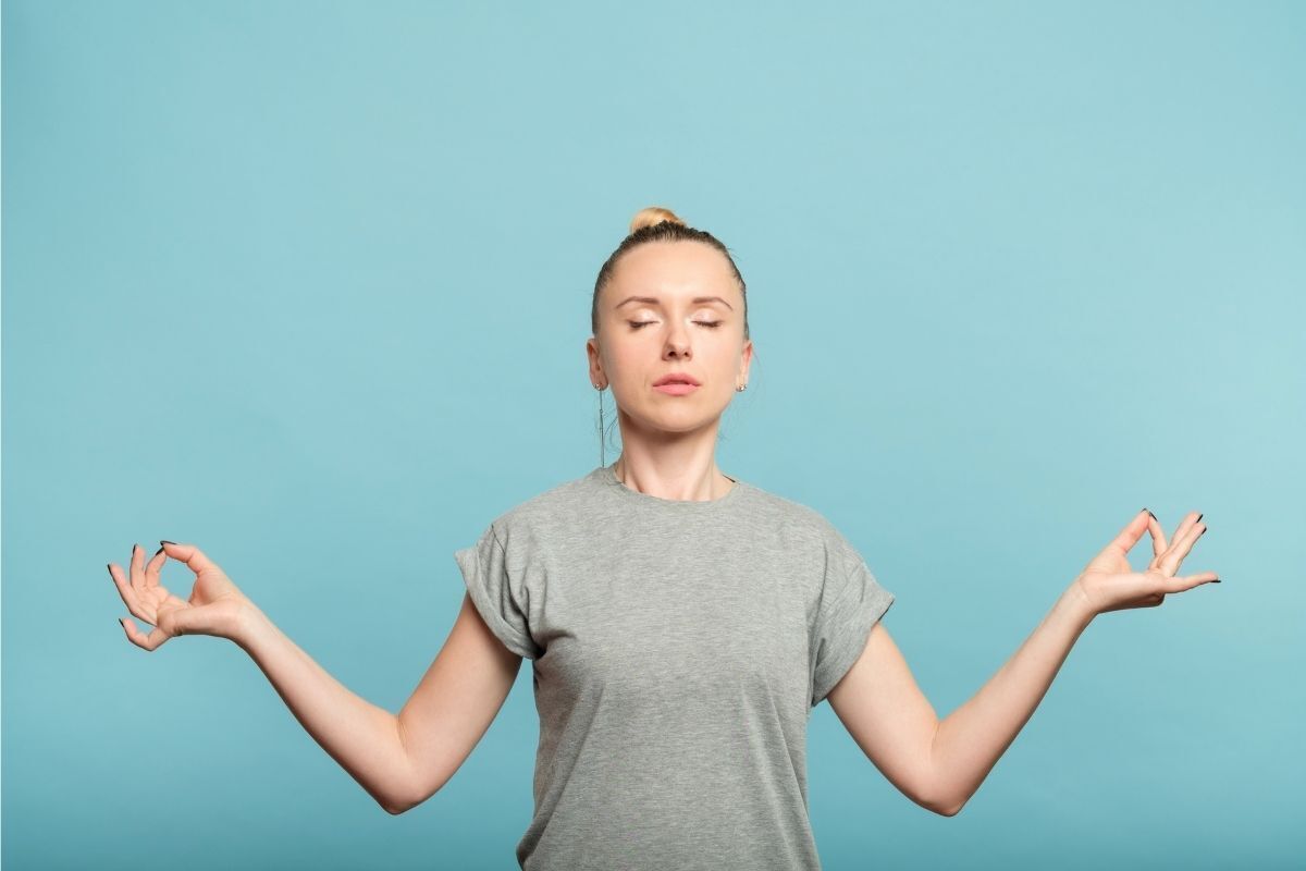 Mulher meditando.