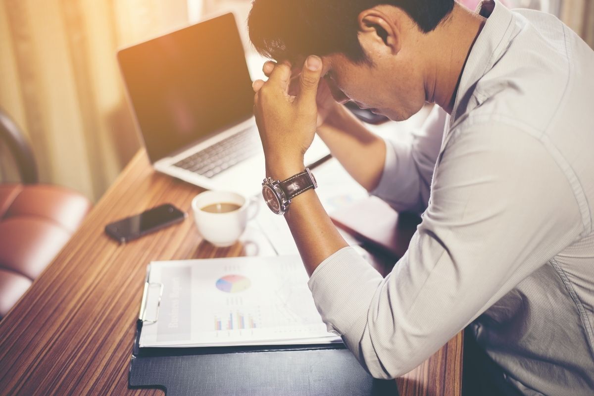 Homem estressado no trabalho.