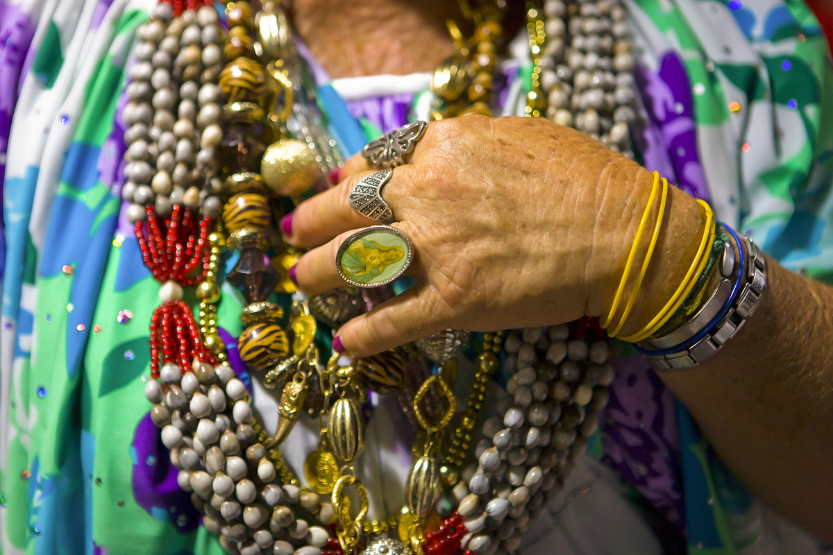 Mulher da Umbanda com adereços e anel com santa católica