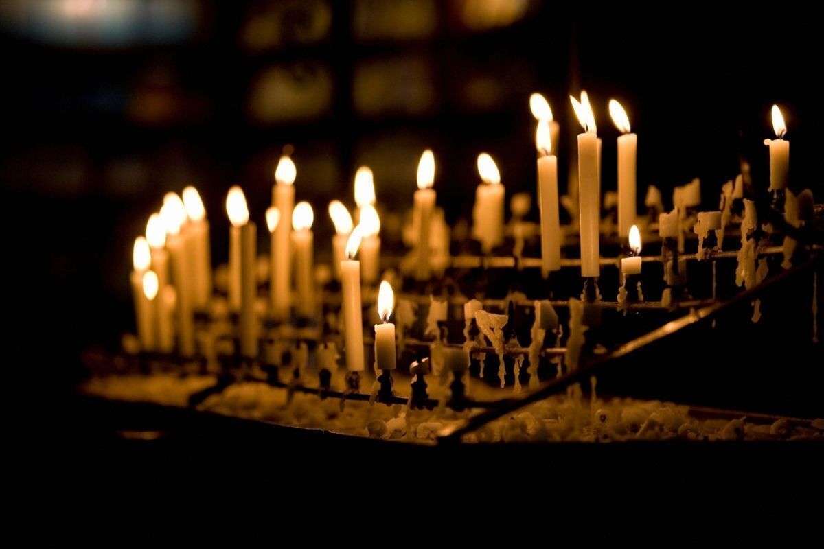 Velas acesas em oferenda.